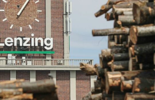Hauptgebäude der Lenzing AG in Lenzing, Österreich