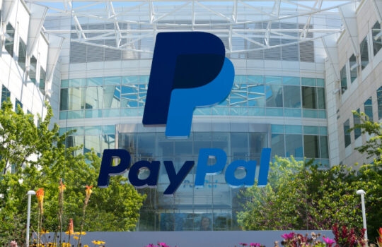 PayPal Aktie – San Jose, California, USA - April 26, 2018: Exterior view of Paypal 's headquarters in Silicon Valley. PayPal Holdings, Inc. is an American company operating a worldwide online payments system.