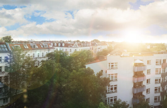 View over rooftops - city skyline at sunset _ LEG Immobilien Aktie