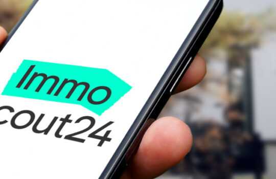ImmobilienScout24 Logo wird auf einem Smartphone angezeigt