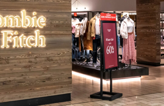 Abercrombie & Fitch Aktie – Tysons Corner, Virginia, USA- January 14, 2020: Abercrombie & Fitch store in Tysons Corner, Virginia, USA. Abercrombie & Fitch is an American lifestyle retailer that focuses on upscale casual wear.