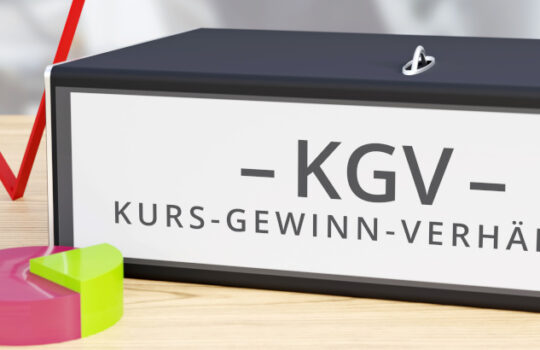KGV (Kurs-Gewinn-Verhältnis) – Finanzen/Wirtschaft. Ordner auf Schreibtisch mit Beschriftung neben Diagrammen. Business, Statistik