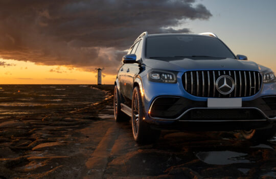 Mercedes GLS SUV - Bild im Sonnenuntergang