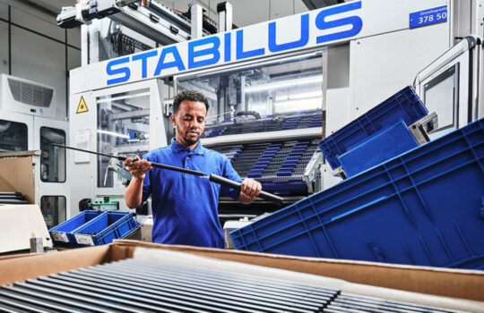 Industrieanlage von Stabilus, Mitarbeiter in der Fertigung