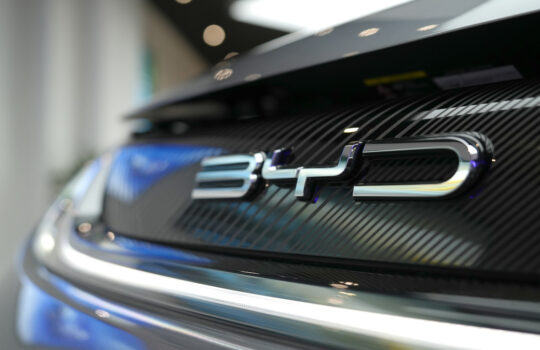Close-up des BYD-Logos bei einem Showroom-Fahrzeug