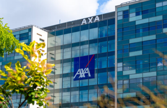 Nanterre, France - 29 juillet 2021: Vue extérieure de l'immeuble abritant le siège social d'Axa, groupe international spécialisé dans l'assurance et la gestion d'actifs