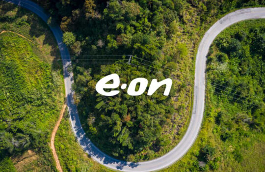 E.ON Symbol vor einem Wald-Hintergrund mit Strommast