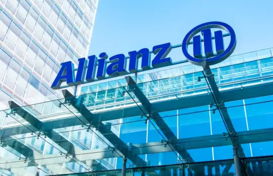 Allianz Firmengebäude mit Glasfassade in Deutschland, modernes Business-Design.