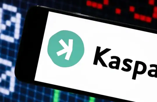 KASPA Logo auf Smartphone vor digitalem Hintergrund.