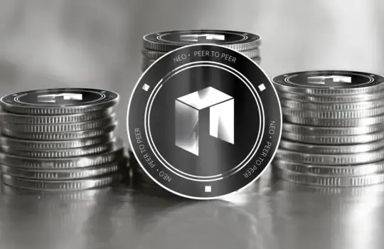 Stapel Münzen mit Krypto-Token in der Mitte, symbolisiert digitale Vermögenswerte.
