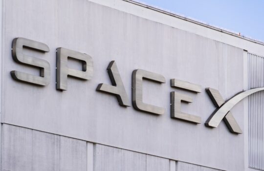 SpaceX Schriftzug auf einem Gebäude
