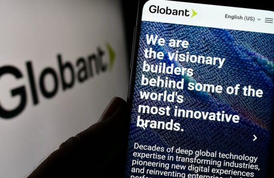 Smartphone screen showing Globant’s homepage with the bold headline about visionary builders behind top brands.